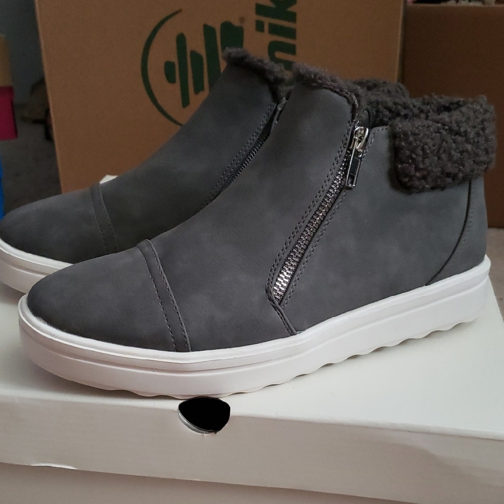 Stylish Gray Ankle Boots with Cozy Lining